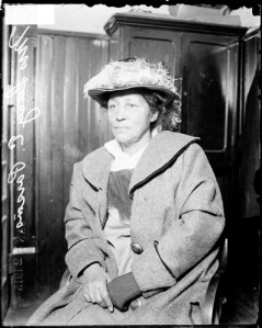 Lucy Parsons arrestada en 1915 por las manifestaciones del 12 de febrero.